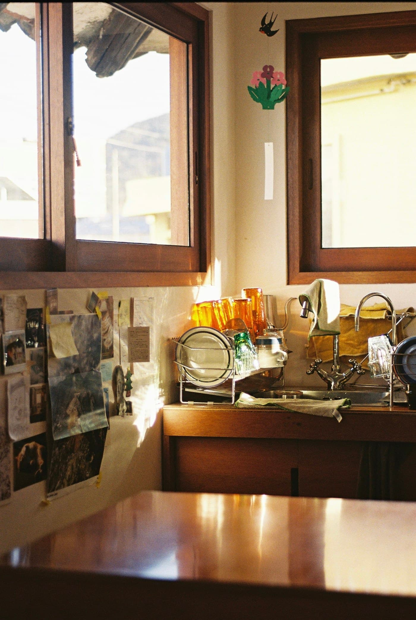 Orderly kitchen counter with daylight and work surfaces